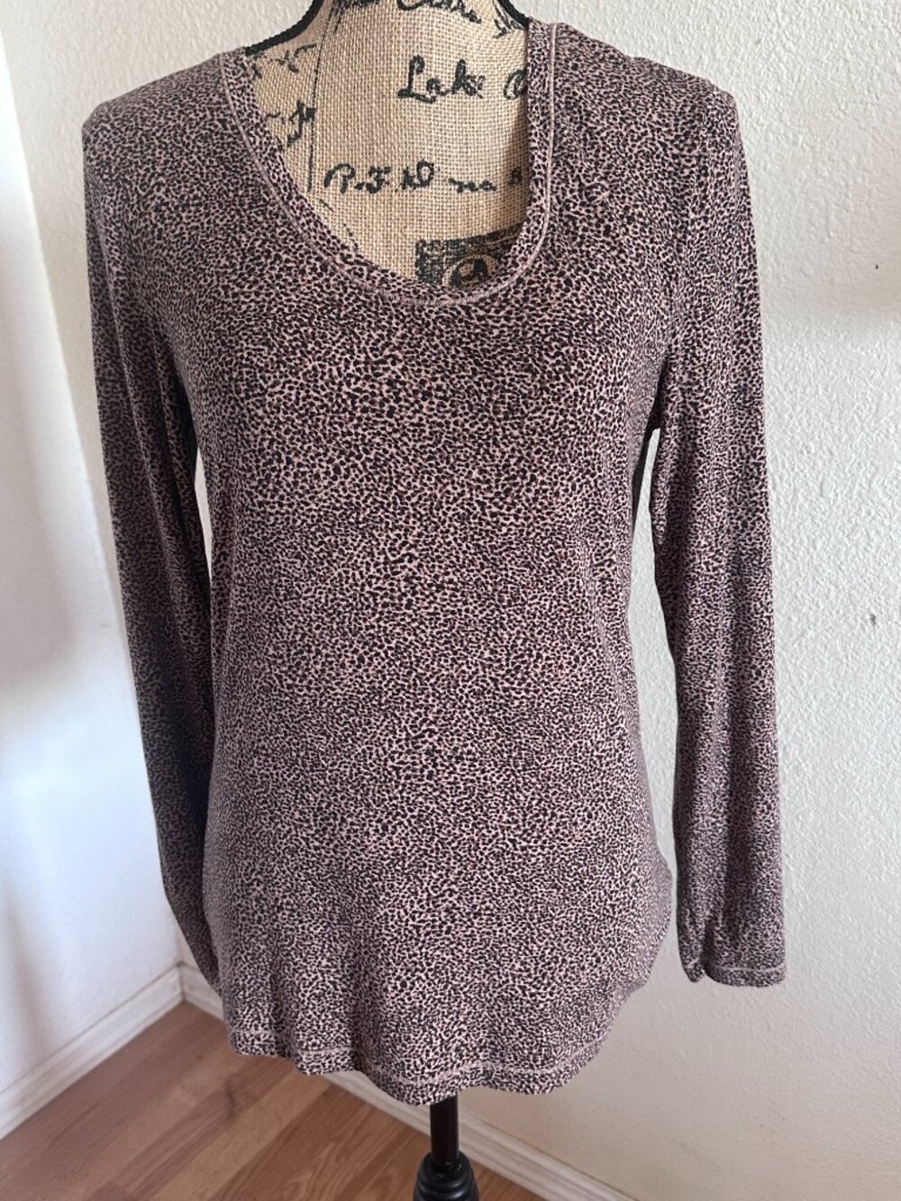 Jockey Long Sleeve Top Women M Gray Leopard Print Scoop Neck Mob Wife, So Soft